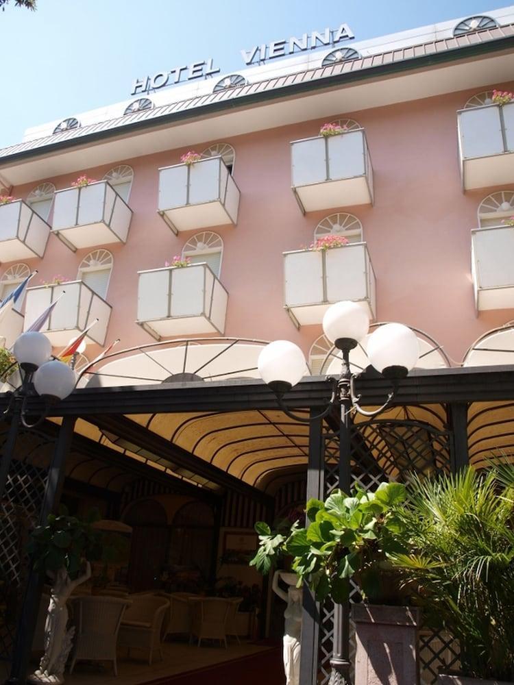 Hotel Vienna Ostenda E Ristorante Il Danubio Римини Екстериор снимка