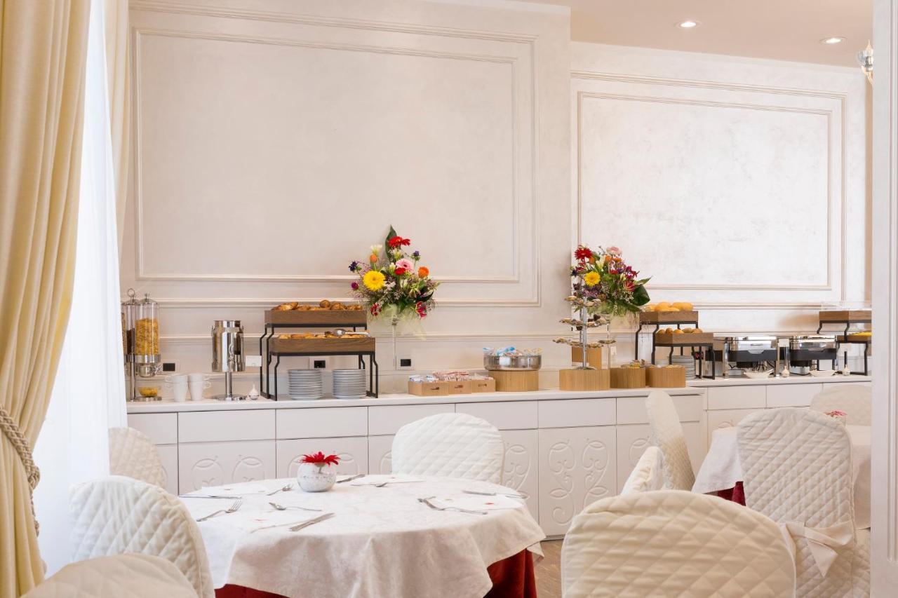 Hotel Vienna Ostenda E Ristorante Il Danubio Римини Екстериор снимка