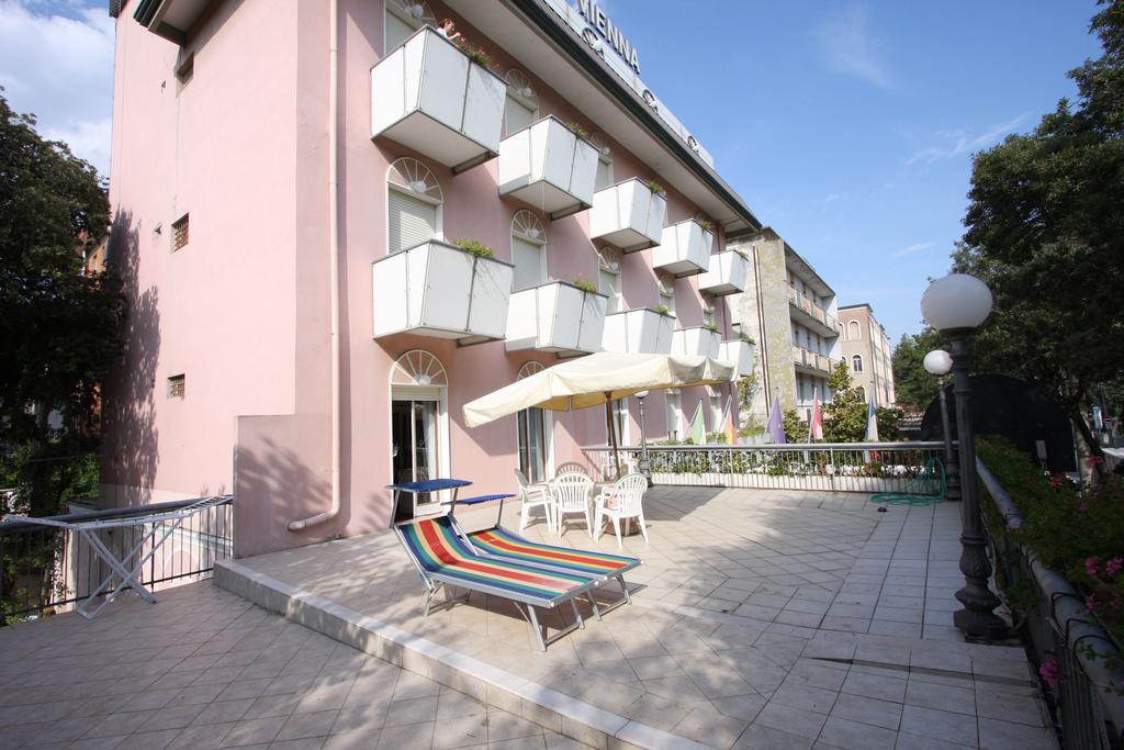 Hotel Vienna Ostenda E Ristorante Il Danubio Римини Екстериор снимка