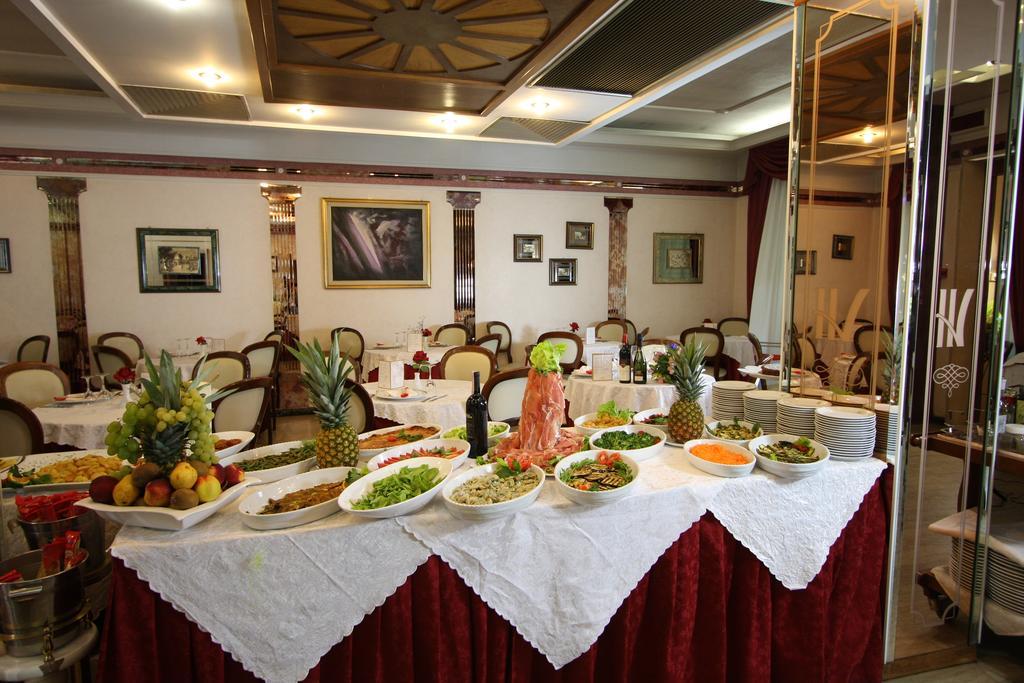 Hotel Vienna Ostenda E Ristorante Il Danubio Римини Екстериор снимка