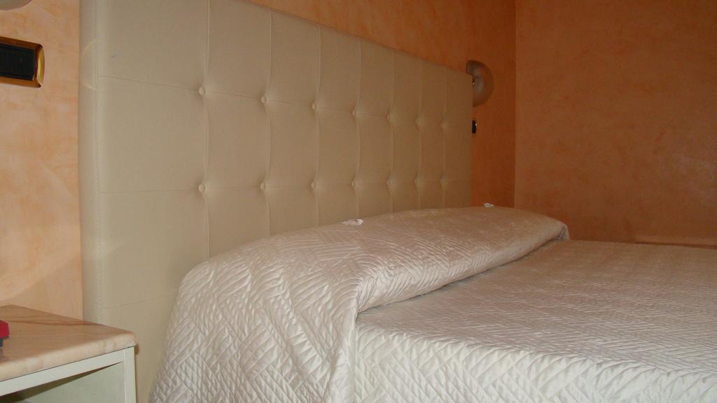 Hotel Vienna Ostenda E Ristorante Il Danubio Римини Екстериор снимка