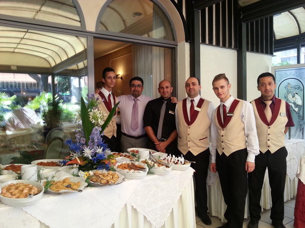 Hotel Vienna Ostenda E Ristorante Il Danubio Римини Екстериор снимка